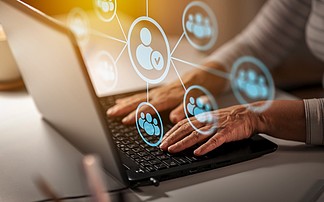 女性创业者如何借助社交媒体与计算机网络技术实现产品销售新突破